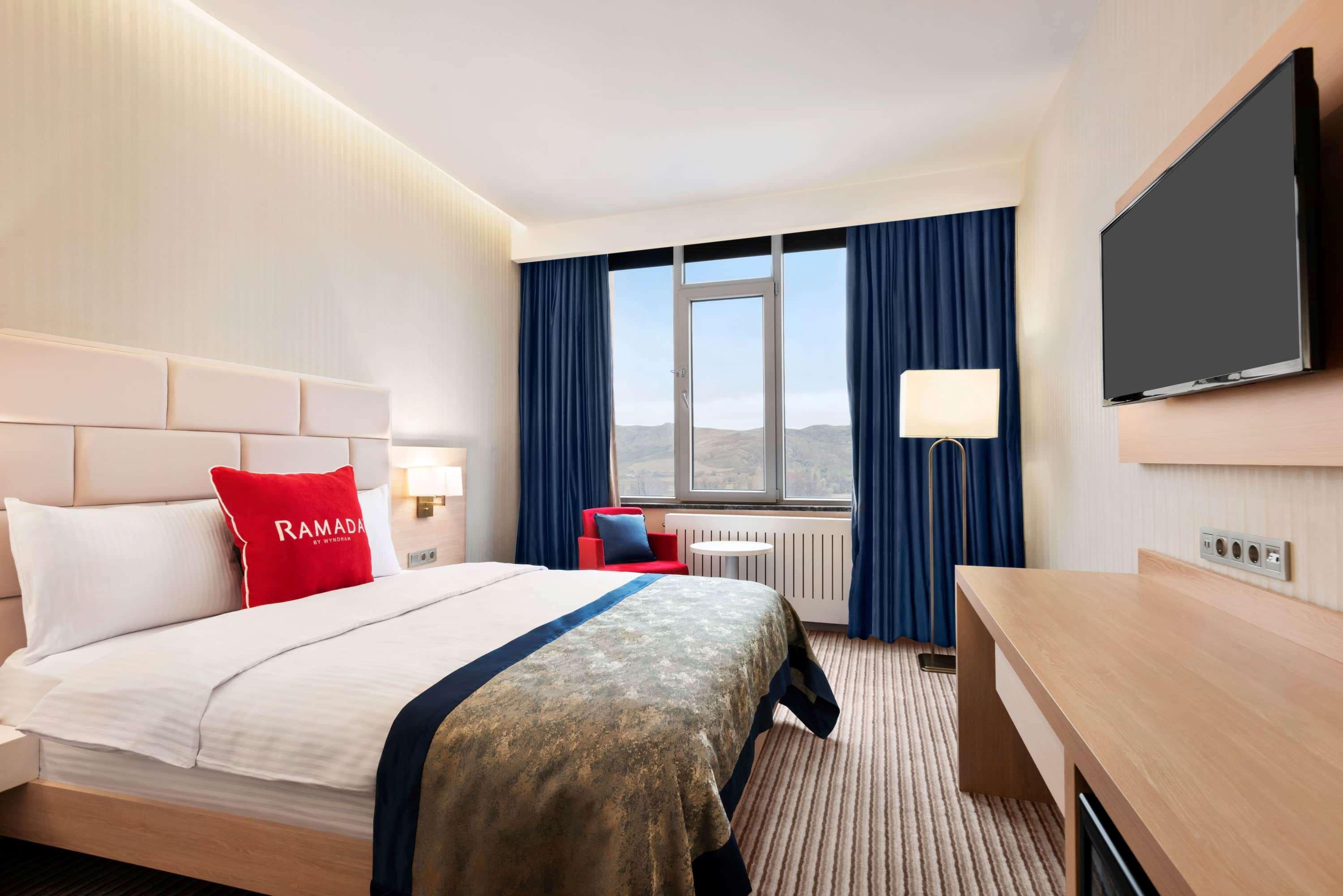 מלון Ramada By Wyndham סיבס מראה חיצוני תמונה
