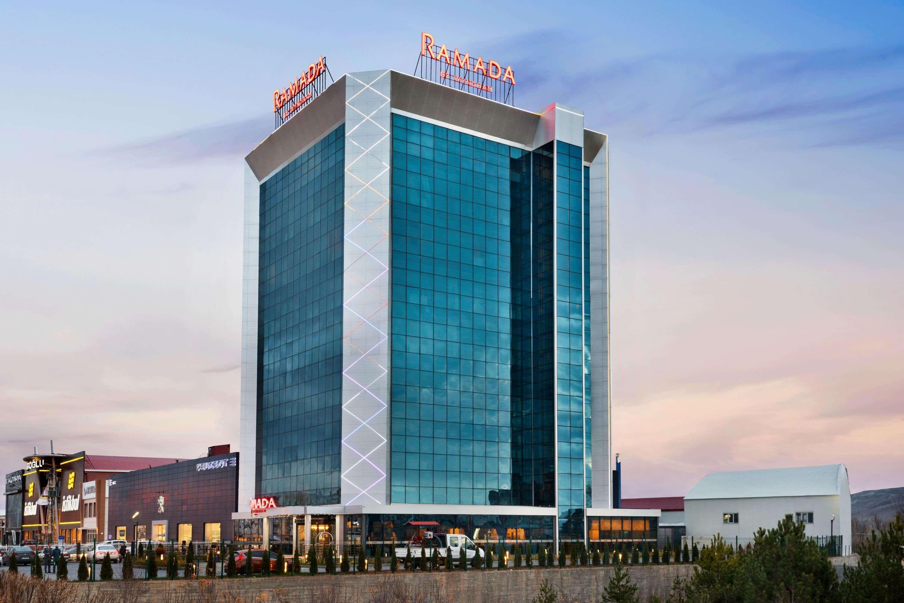 מלון Ramada By Wyndham סיבס מראה חיצוני תמונה