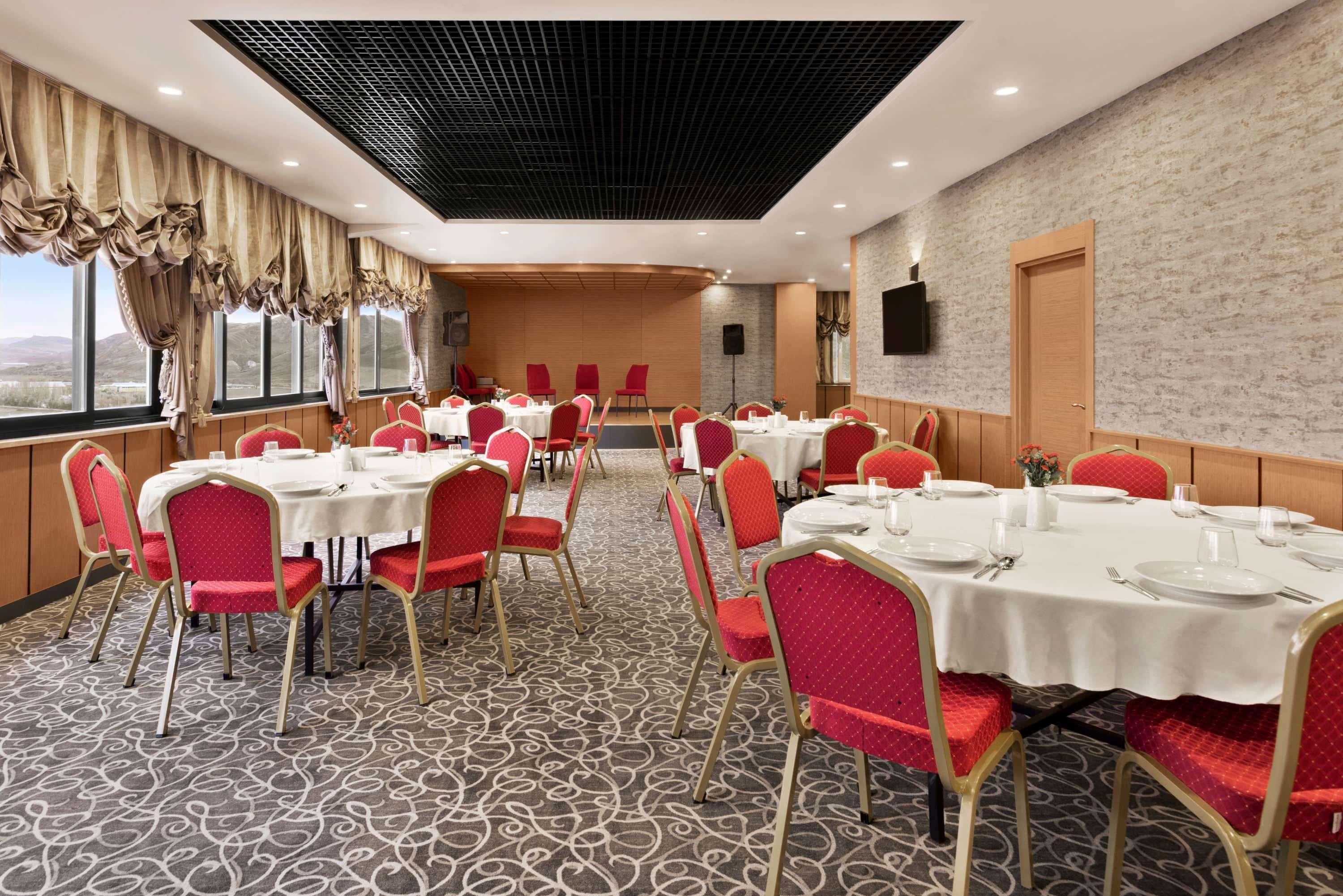 מלון Ramada By Wyndham סיבס מראה חיצוני תמונה