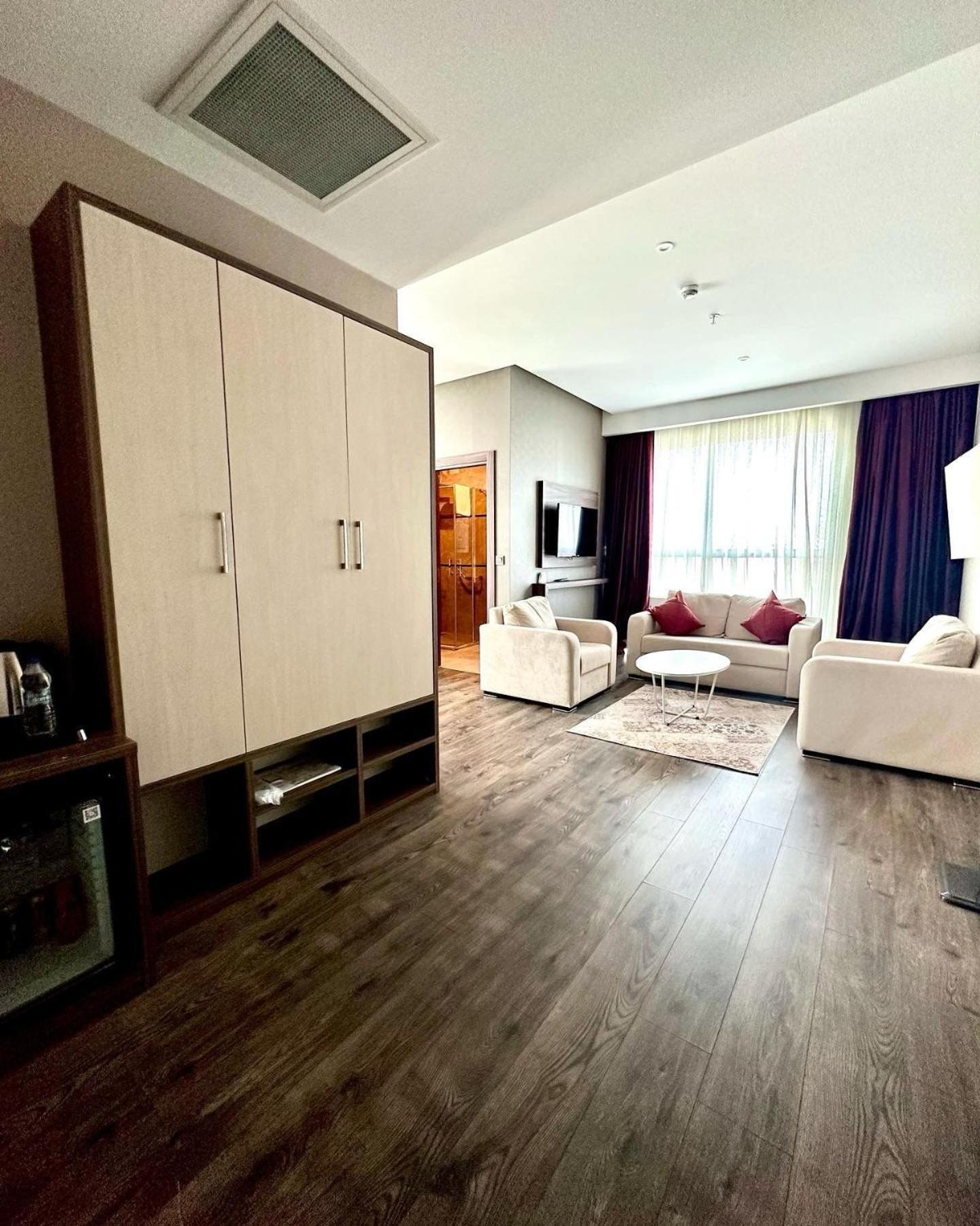 מלון Ramada By Wyndham סיבס מראה חיצוני תמונה