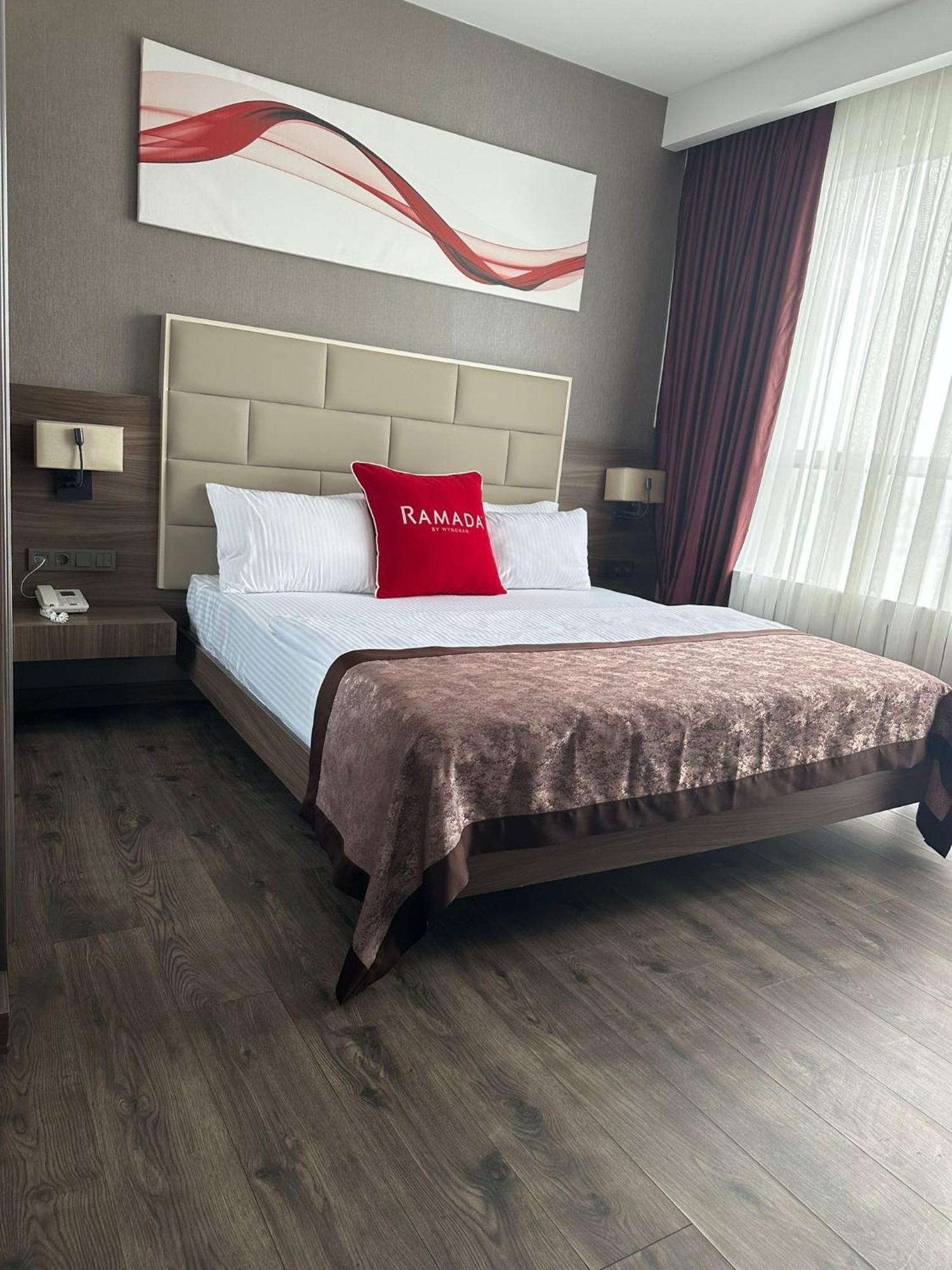 מלון Ramada By Wyndham סיבס מראה חיצוני תמונה