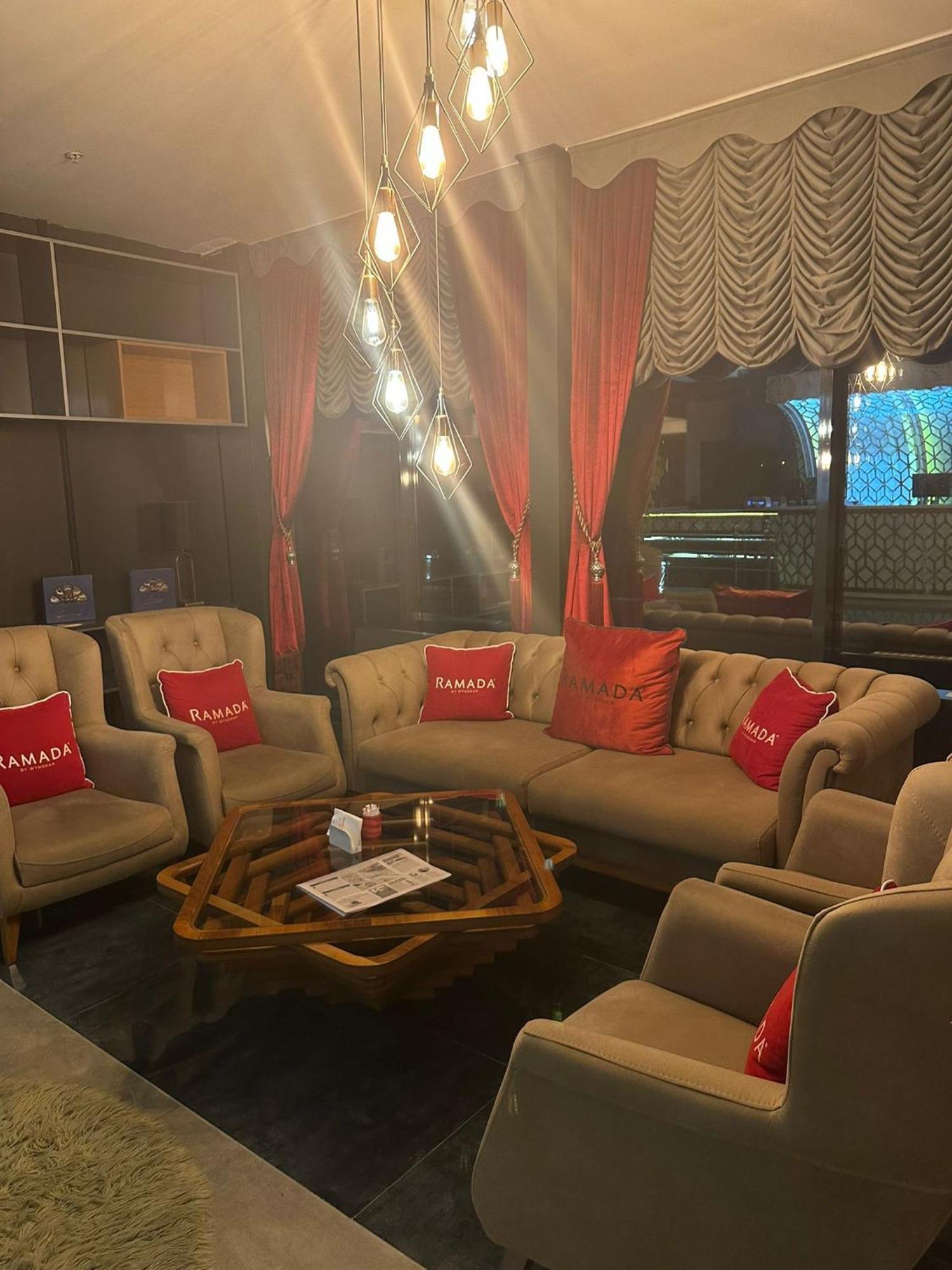 מלון Ramada By Wyndham סיבס מראה חיצוני תמונה