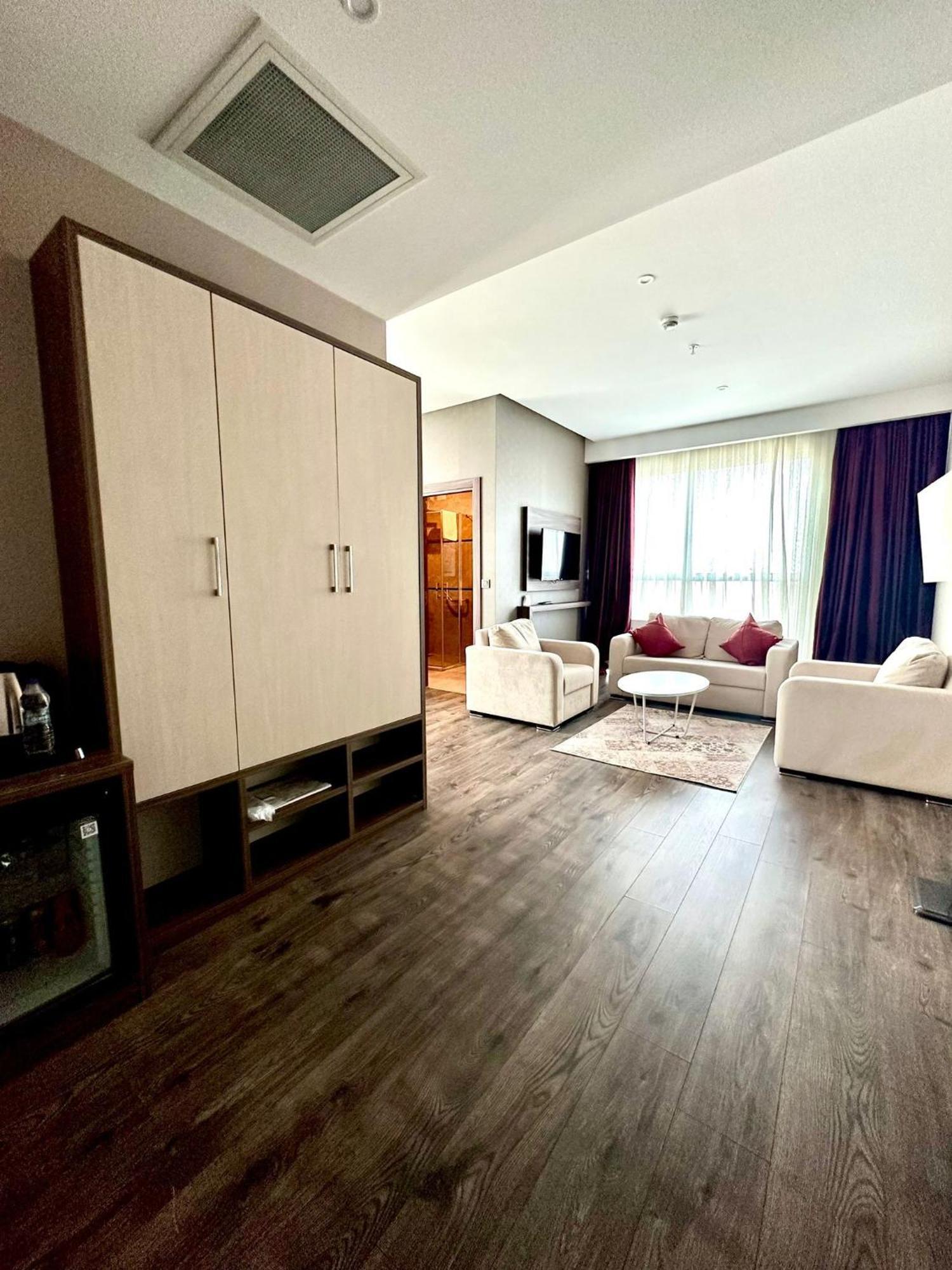 מלון Ramada By Wyndham סיבס מראה חיצוני תמונה