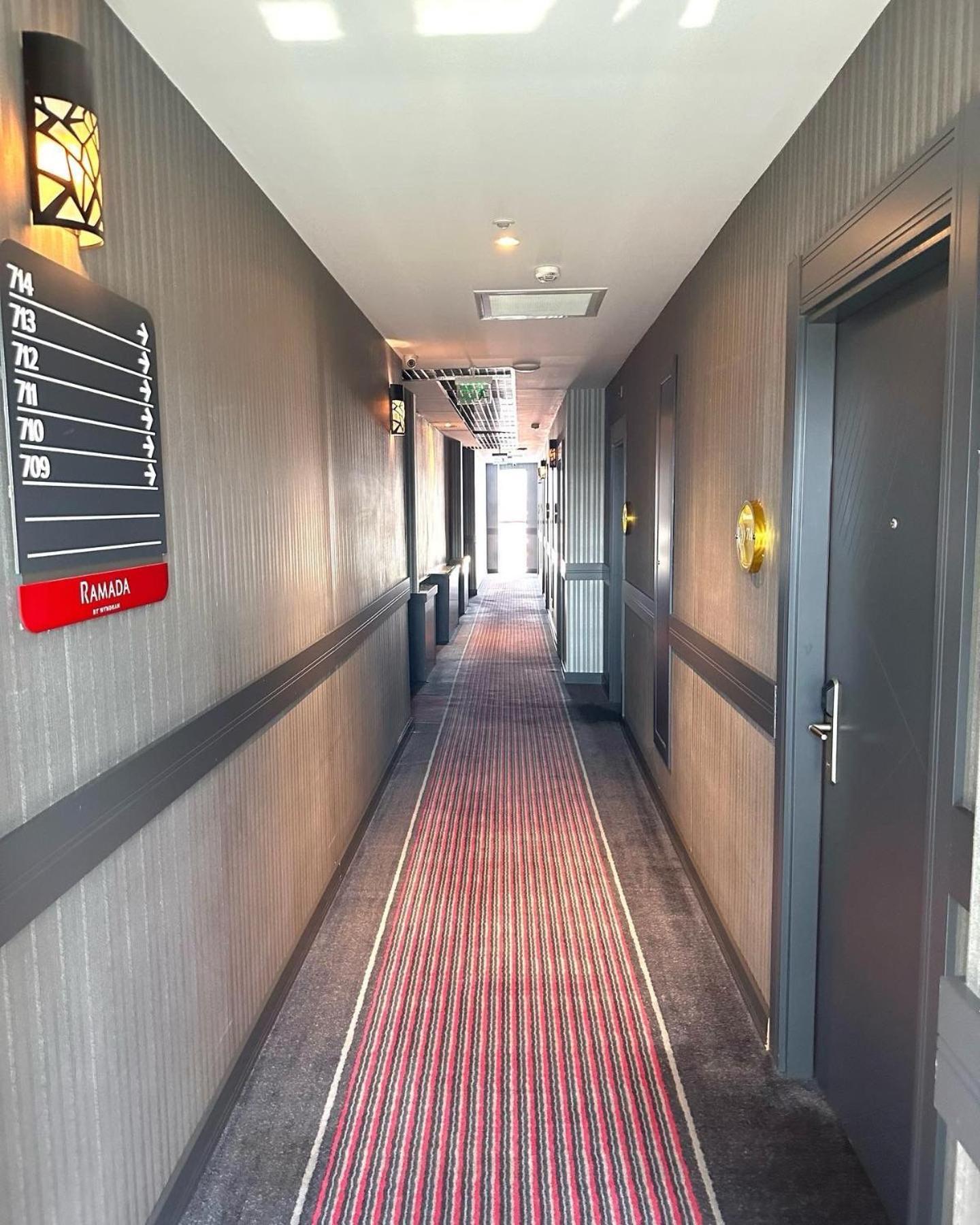 מלון Ramada By Wyndham סיבס מראה חיצוני תמונה